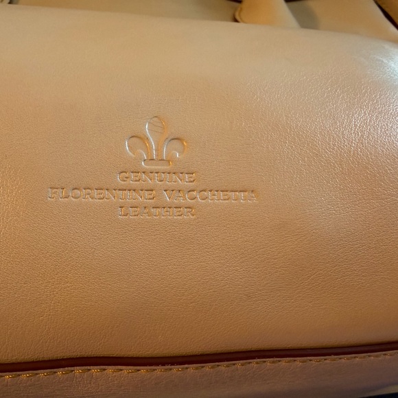 Dooney & Bourke Cream leather Shoulder Bag with Red interior - Picture 5 of 16